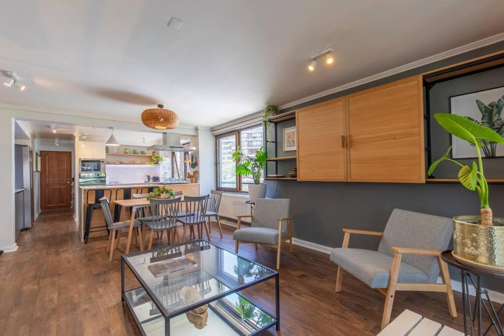 Apartment Elegancia En El Golf: Metro, Terraza Espaciosa Santiago
